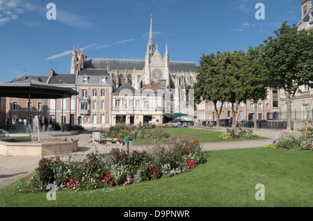 Blick über quadratische Jules Bocquet zur Somme, Frankreich, Amiens, Kathedrale von Amiens und Picardie. Stockfoto