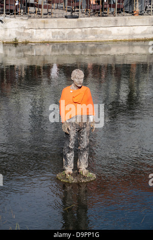 In der Mitte der Canal De La Somme, die "Mann an der Boje" Statue von Stephan Balkenhol in Amiens, Picardie, Somme, Frankreich. Stockfoto