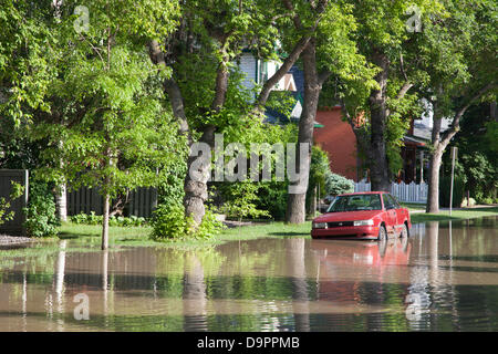 Samstag, 22. Juni 2013. Ein Auto gefangen durch Hochwasser im Stadtteil Sunnyside von Calgary, Alberta, Kanada. Heftige Regenfälle verursachten Überschwemmungen in der Stadt Bow und Elbow Flüsse und führte zur Ausrufung der Notfall, obligatorische Evakuierung für den Kern der Innenstadt und viele Wohngebiete, Streckensperrungen und Stromausfälle. Stockfoto