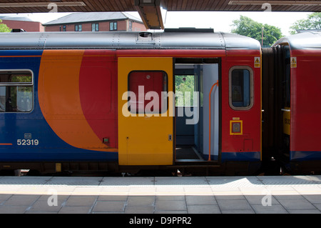 East Midlands Züge Diesel am Bahnhof Leicester, UK Stockfoto