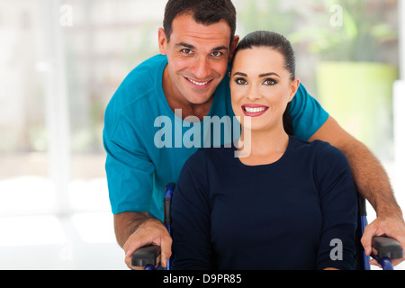 liebevoller Ehemann und behinderte Frau Closeup portrait Stockfoto