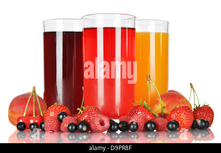 Beeren-Saft in Gläser mit frischen Beeren isoliert auf weißem Hintergrund Stockfoto