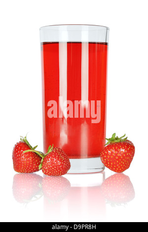 Frische Erdbeeren und Glas Saft isoliert auf weiss Stockfoto