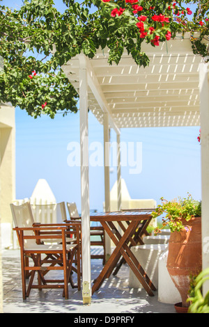 Typisch griechische Cafés im Freien auf der Insel Santorini Stockfoto