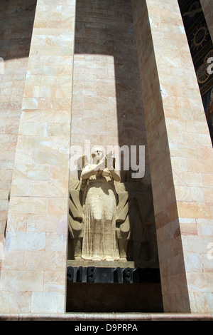Statue vor dem "Poste e Telegrafi" Post- und Telegraphen-Büro in Agrigent, Sizilien Stockfoto