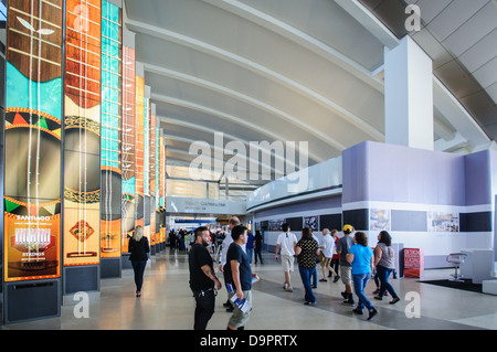 Reisende besuchen die neuen IEMS-Portale in die neu gestaltete Süd Halle am Los Angeles International Airport Stockfoto