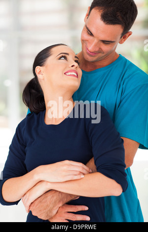 romantische junges Paar zu Hause umarmt Stockfoto