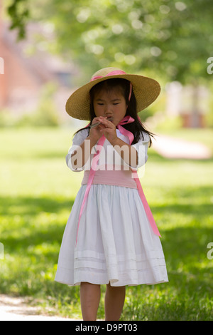 Junges Mädchen Flötenspiel in Williamsburg, Virginia, USA Stockfoto