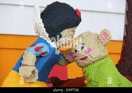 Figuren von LEGO bei Disneys Innenstadt hergestellt. Stockfoto