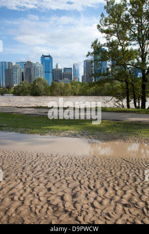 Samstag, 22. Juni 2013. Memorial Drive, einer großen Straße, die parallel der Bow River ist mit Sediment bedeckt und bleibt geschlossen, wie Hochwasser in zentralen Calgary, Alberta, Kanada zurücktreten. Die Straße war überflutet, nach starke Regenfällen den Fluss an seinen Ufern Überlauf verursacht und führte zur Ausrufung der Notfall, obligatorische Evakuierung für Innenstadt und viele Wohngebiete, Stromausfälle und Sachschäden. Stockfoto