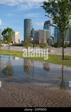 Samstag, 22. Juni 2013. Teile des Memorial Drive, einer großen Straße, die parallel den Bow River, sind noch unter Wasser und geschlossen bleiben, wie Hochwasser in zentralen Calgary, Alberta, Kanada zurücktreten. Die Straße war überflutet, nach starke Regenfällen den Fluss an seinen Ufern Überlauf verursacht und führte zur Ausrufung der Notfall, obligatorische Evakuierung für den Kern der Innenstadt und vielen Wohngebieten, Stromausfälle und Sachschäden. Stockfoto