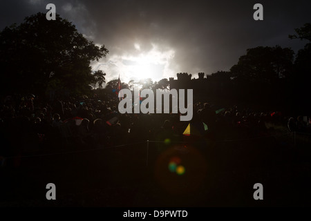 Cholmondeley Castle, Cheshire. Silhouette Blick auf Massen Cholmondeley Feuerwerk Konzertbesuch. Stockfoto