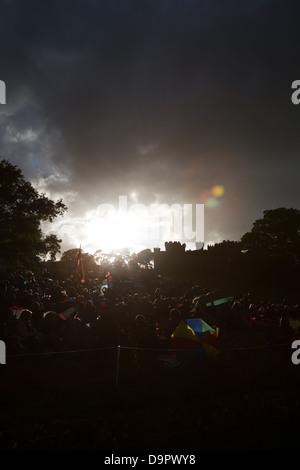 Cholmondeley Castle, Cheshire. Silhouette Blick auf Massen Cholmondeley Feuerwerk Konzertbesuch. Stockfoto