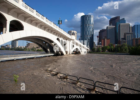 Samstag, 22. Juni 2013. Der Radweg an der Centre Street Bridge unter Wasser als Hochwasser treten übermorgen Höhepunkt fließt in zentralen Calgary, Alberta, Kanada. Schwere Regenfälle schwere Überschwemmungen verursacht und führte zur Ausrufung der Notfall, obligatorische Evakuierung für den Kern der Innenstadt und vielen Wohngebieten, Stromausfälle und Sachschäden führen. Stockfoto