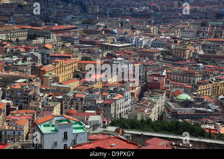 Blick vom Hügel des Vomero in die Stadt von Neapel, Kampanien, Italien Stockfoto