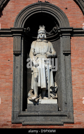 Statue von Federico II di Schwaben im Palazzo Reale, Palast der Vizekönige, in Piazza del Plebescito, Neapel, Kampanien, Italien Stockfoto