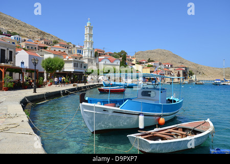 Am Wasser, Hafen von Emporio, Halki (Chalki), Rhodos (Rodos) Region, Dodekanes, Region südliche Ägäis, Griechenland Stockfoto