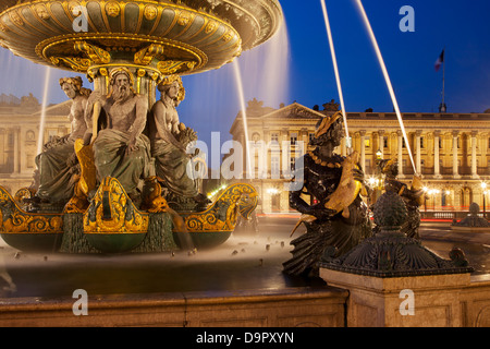 Twilight bei Fontaine des Fleuves - Brunnen der Flüsse am Place De La Concorde, Paris Frankreich Stockfoto