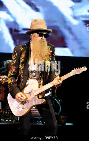 London, UK, 24.06.2013: ZZ Top spielt Hammersmith Apollo. Die Band besteht aus Gitarrist und Leitung Sänger Billy Gibbons, Bassist und Co-Lead Sänger Dusty Hill und Schlagzeuger Frank Beard... Bild von Julie Edwards Stockfoto