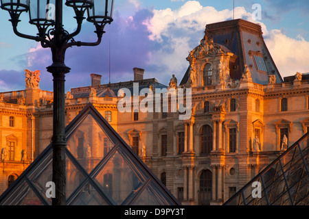 Festlegen von Sonnenlicht auf die Architektur des Musée du Louvre, Paris Frankreich Stockfoto