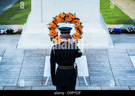 Bewachten Grab des unbekannten Soldaten, Friedhof von Arlington, Virginia, USA Stockfoto