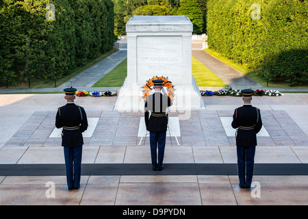 Bewachten Grab des unbekannten Soldaten, Friedhof von Arlington, Virginia, USA Stockfoto