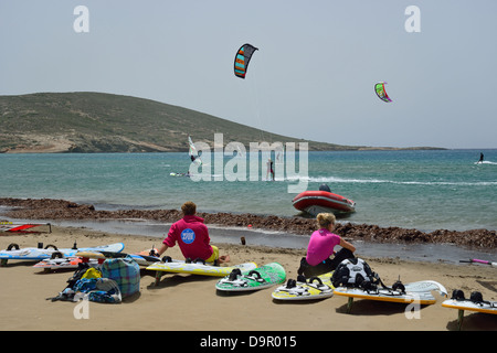 Windsurfen und Kiteboarden auf Sandbank, Prasonisi, Rhodos (Rodos), die Dodekanes, South Aegean Region, Griechenland Stockfoto