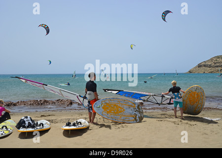 Windsurfen und Kiteboarden auf Sandbank, Prasonisi, Rhodos (Rodos), die Dodekanes, South Aegean Region, Griechenland Stockfoto