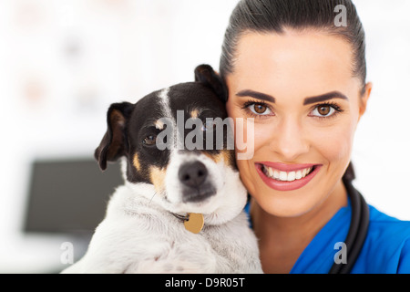 Pflege der weiblichen Tierarzt hält ein Hund Closeup portrait Stockfoto