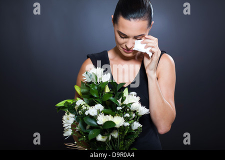 traurige junge Frau in Trauer Kleidung und Weinen Stockfoto