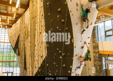 Kletterwand, Höhe Platz Freizeitzentrum, Canmore, Alberta, Kanada Stockfoto