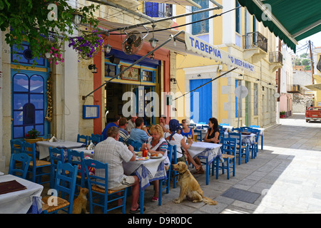 Restaurant am Meer, Symi (Simi), Rhodos (Rodos) Region, die Dodekanes, South Aegean Region, Griechenland Stockfoto