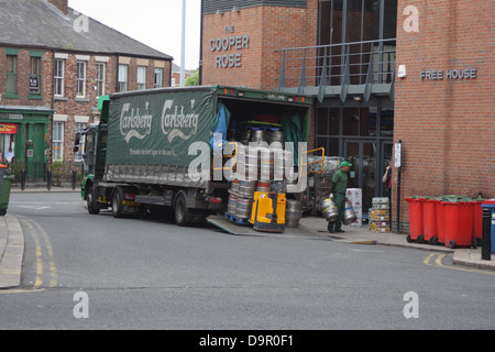 LKW mit Carlsberg-Logo liefern Fässer Bier der Cooper-Rose, ein Wetherspoons Pub in Sunderland, england Stockfoto