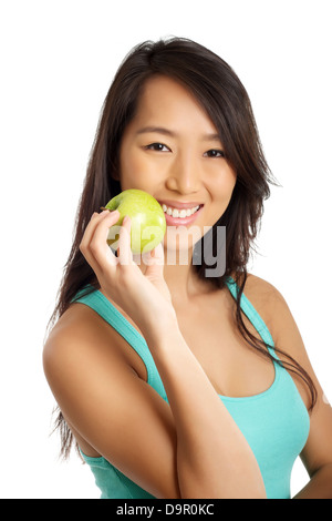 Schöne asiatische Frau lächelt und hält einen Apfel Stockfoto