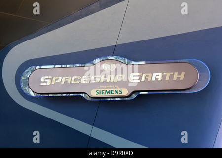 Raumschiff Erde Logo Zeichen im Epcot Center, Walt Disney World. Stockfoto