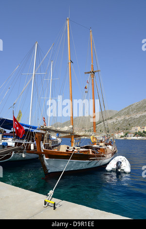 Holz-Yachten in Symi Harbour, Symi (Simi), Rhodos (Rodos) Region, die Dodekanes, Süd Ägäis, Griechenland Stockfoto