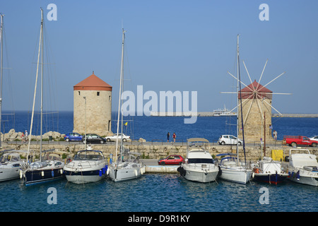Mittelalterliche Windmühlen in Mandraki Hafen, Rhodos Stadt, Rhodos (Rodos), die Dodekanes, Süd Ägäis, Griechenland Stockfoto