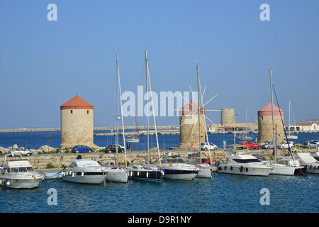 Mittelalterliche Windmühlen in Mandraki Hafen, Rhodos Stadt, Rhodos (Rodos), die Dodekanes, Süd Ägäis, Griechenland Stockfoto