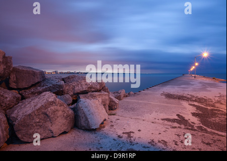 Felsen und Lichter entlang einem Pier in Burlington, Ontario, Kanada. Stockfoto