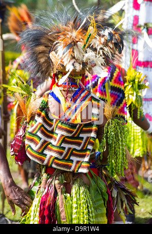 Frau trägt ein tribal Outfit und ein Bilum, Goroka Festival, Papua-Neu-Guinea Stockfoto