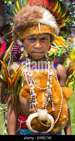 Mädchen tragen einen Kopfschmuck der Paradiesvogel Federn, Käfer Kotflügel und Fell der Tiere an die Goroka Festival, Papua-Neuguinea Stockfoto