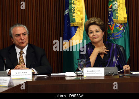 Brasilia, Brasilien, 24. Juni 2013. Brasiliens Präsidentin Dilma Rousseff und Brazil s Vizepräsident Michel Temer während eines Treffens mit Gouverneure und Bürgermeister vertreten 26 Bundesstaaten Brasiliens und seiner, die Welle der Proteste auf den Präsidentenpalast in Brasilia, Brasilien, am 24. Juni 2013 zu diskutieren. Bildnachweis: Dpa picture Alliance/Alamy Live News Stockfoto