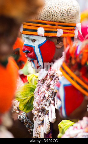 Frau mit ihrem Gesicht gemalt und tragen Stammes-Kleid auf dem Goroka Festival im Hochland von Papua-Neu-Guinea Stockfoto