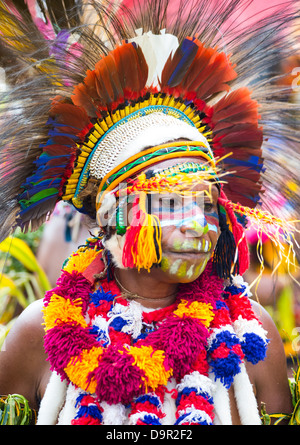 Frau mit ihrem Gesicht bemalt und tragen einen Feder Kopfschmuck, Goroka Festival, Papua-Neu-Guinea Stockfoto