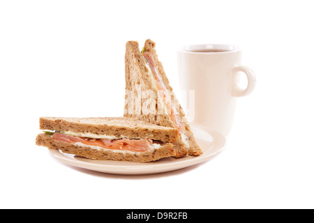 Geräucherter Lachs Sandwich mit einer Tasse Tee Stockfoto