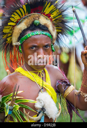 Jungen tragen einen Kopfschmuck der Paradiesvogel Federn, Käfer Kotflügel und Fell der Tiere an die Goroka Festival, Papua-Neuguinea Stockfoto
