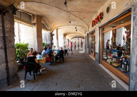 Genua, Italien - Juni 16: Touristen und einheimische ruht in Straßencafés in Genua am 16. Juni 2012, Genua, Italien. Stockfoto