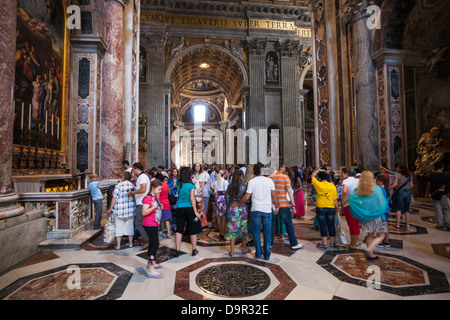 Rom - 22 Juni: Masse der Touristen Indoor St. Peter's Basilika am 22. Juni 2012 in Rom, Italien. Stockfoto