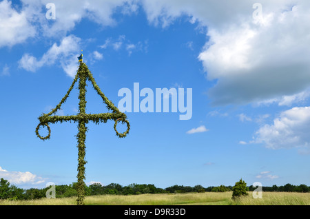 Eine schwedische Mittsommer-Pol am blauen Himmel, die typisch für Feiern Mittsommer in Schweden Stockfoto