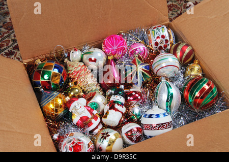 Glass Christmas Tree Globen in einem Karton. Stockfoto